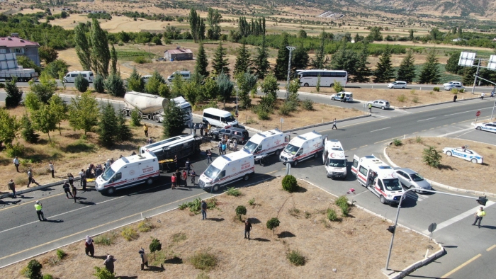 Elazığ’da tur minibüsü otobüse çarptı: 18 yaralı 2