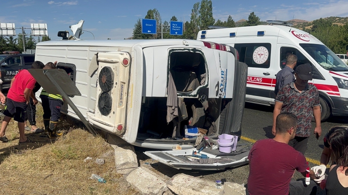 Elazığ’da tur minibüsü otobüse çarptı: 18 yaralı 3