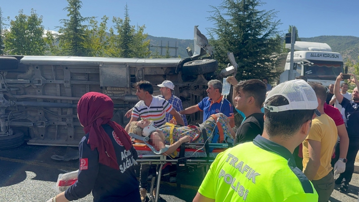 Elazığ’da tur minibüsü otobüse çarptı: 18 yaralı 6