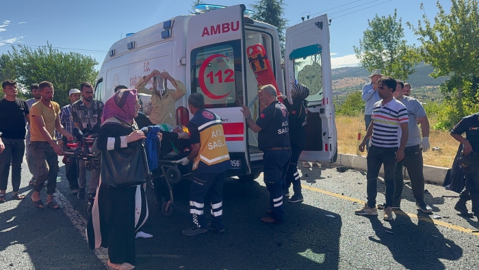 Elazığ’da tur minibüsü otobüse çarptı: 18 yaralı 10