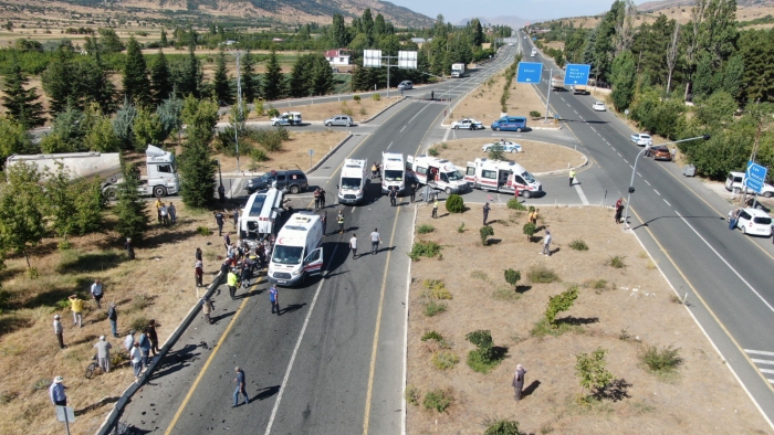 Elazığ’da tur minibüsü otobüse çarptı: 18 yaralı 11