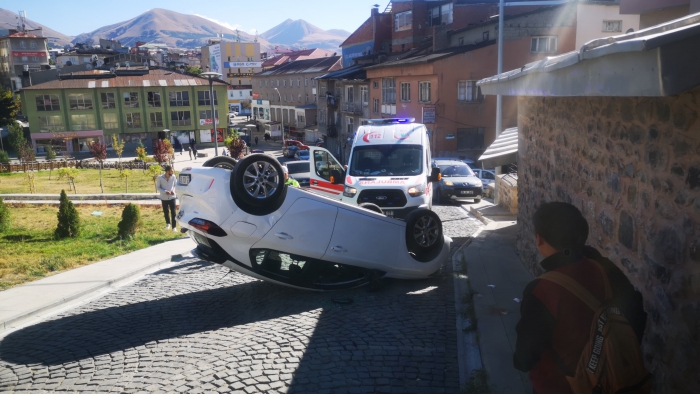 Erzurum’da trafik kazası: Araç takla attı 1