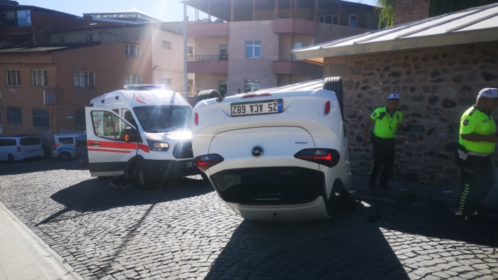 Erzurum’da trafik kazası: Araç takla attı 4