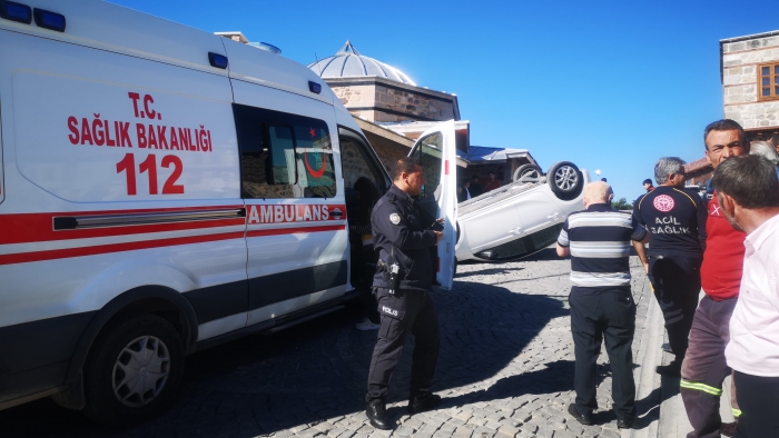 Erzurum’da trafik kazası: Araç takla attı 5