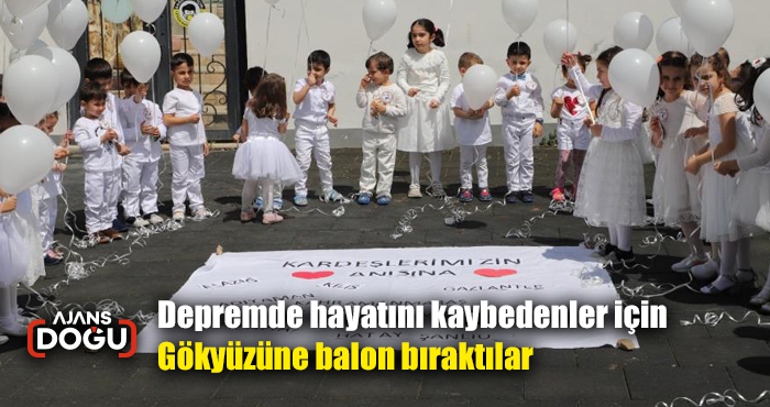 Depremde hayatını kaybedenler için gökyüzüne balon bıraktılar