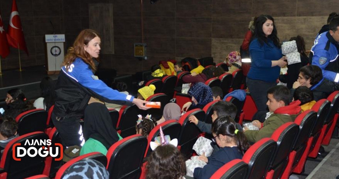 Kars emniyeti depremzede çocukları unutmadı